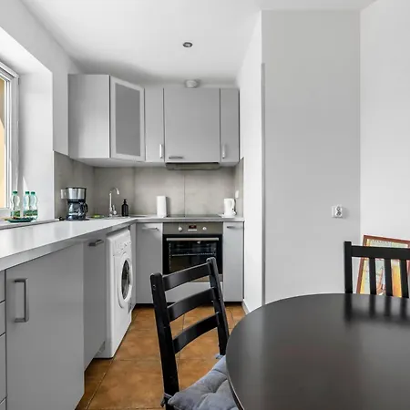 Metro Ratusz Arsenal Homely Apartment Warsaw